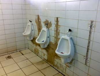 Banheiro masculino do Terminal do Cruzeiro (Foto: Luiza Facchina/G1)