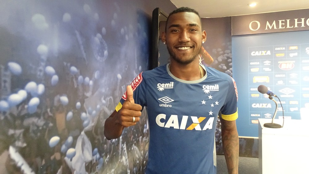 Cruzeirense do Horto: quem é o zagueiro de 17 anos que está treinando no Cruzeiro