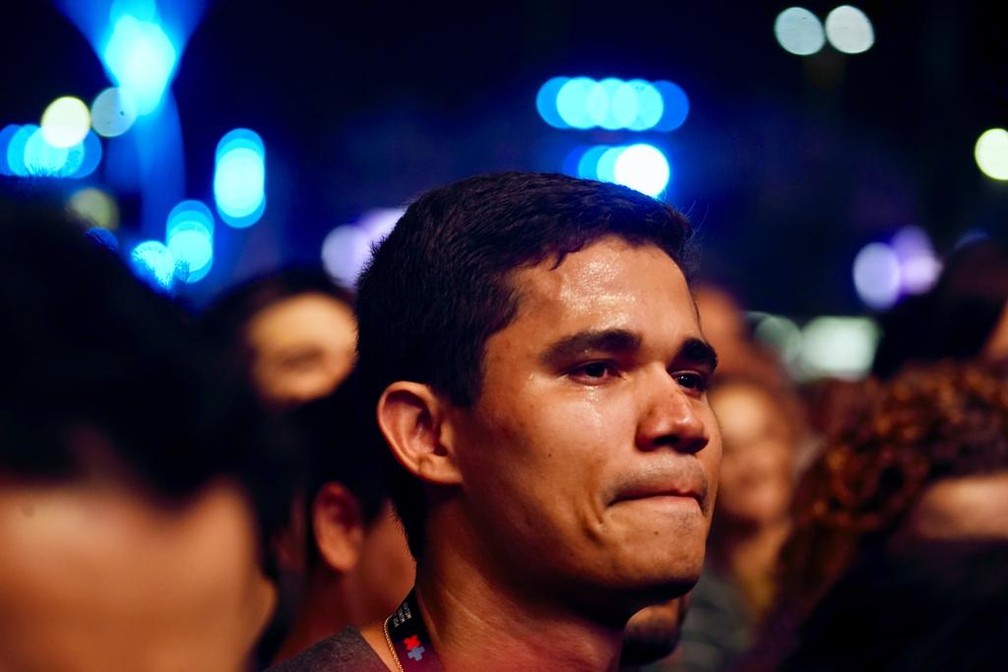 Clebson Teixeira, marido de Lulu Santos, chora durante show do amado no Rock in Rio 2019 — Foto: Marcos Serra Lima/G1