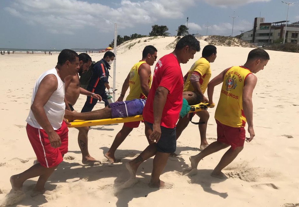 Adolescentes que se afogaram na Praia do Calhau foram resgatados com vida e passam bem, segundo o Corpo de Bombeiros â Foto: DivulgaÃ§Ã£o/Corpo de Bombeiros 