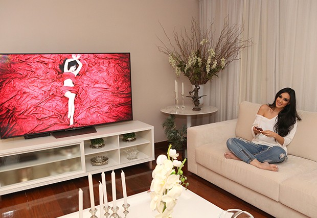 Marina Elali assistindo o clipe de “Olha Para Mim” (Foto: Reginaldo Teixeira / Ed. Globo)