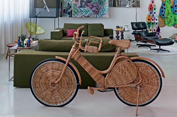 Bicicleta de Jarbas Lopes e quadros de Luiz Zerbini: parte da coleção de Fabio Szwarcwald (Foto: Beto Riginik)