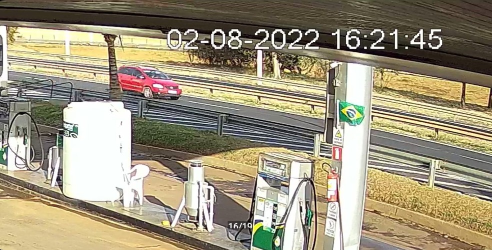 Carro do casal foi visto pela última vez ao passar por posto de combustíveis na BR-365 — Foto: Reprodução câmera de segurança