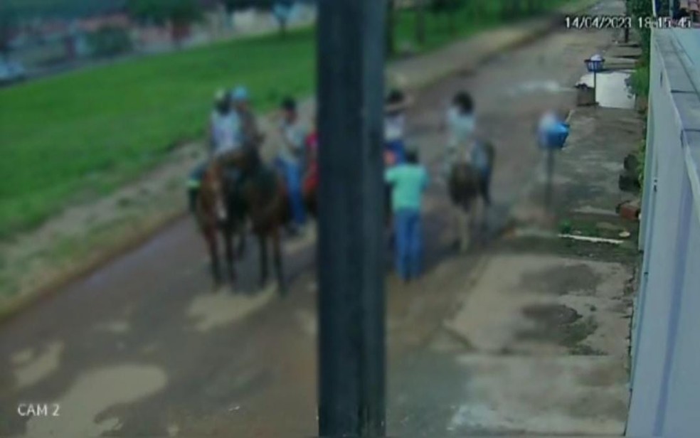 Suspeitos ajudando vítima a montar no cavalo, em Silvânia, Goiás — Foto: Divulgação/Polícia Civil