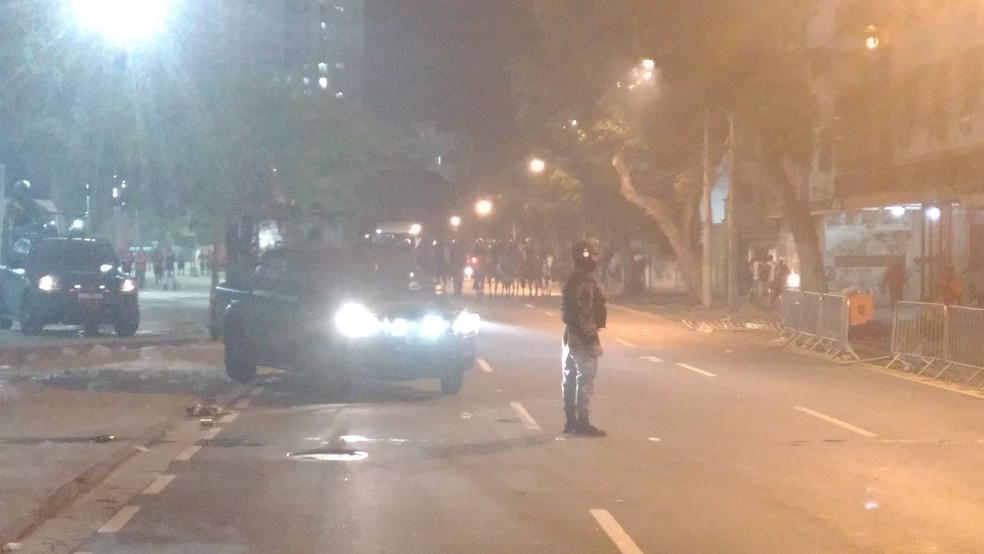 No jogo contra o Cruzeiro, arredores do Maracanã viraram praça de guerra: Fla levou multa em julgamento no STJD (Foto: Vicente Seda / GloboEsporte.com)