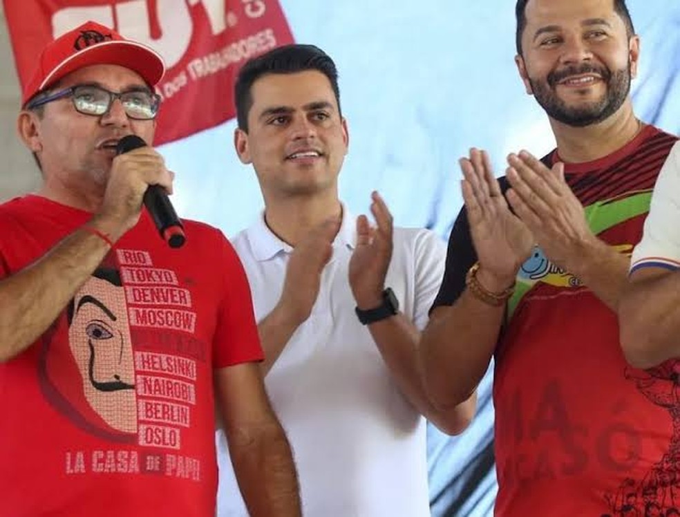 Yury do Paredão (ao centro) em foto postada por ele em evento da CUT — Foto: Reprodução