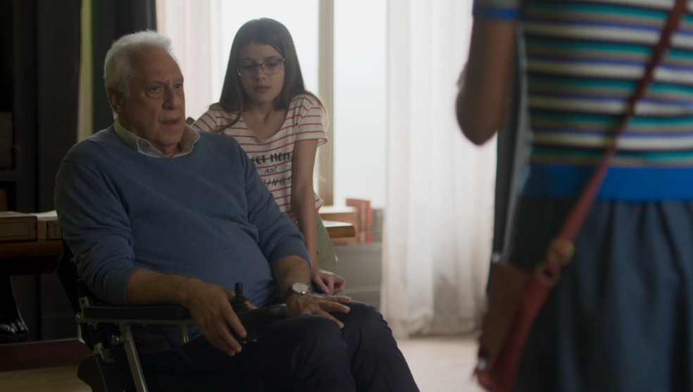 Alberto (Antonio Fagundes) e Sofia (Valentina Vieira) ficam preocupados diante do pedido de Alice (Bruna Inocencio) em 'Bom Sucesso' — Foto: Globo