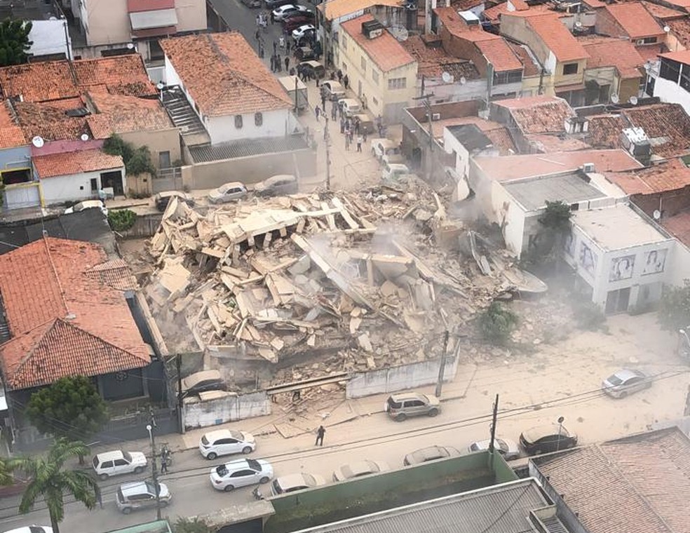 Prédio desabou em Fortaleza e deixou pessoas sob os escombros.  — Foto: Reprodução/SVM