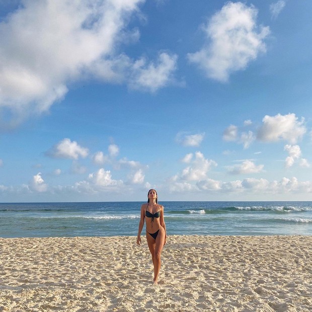Mari Gonzalez posa para foto ao sair do mar (Foto: Reprodução/Instagram)