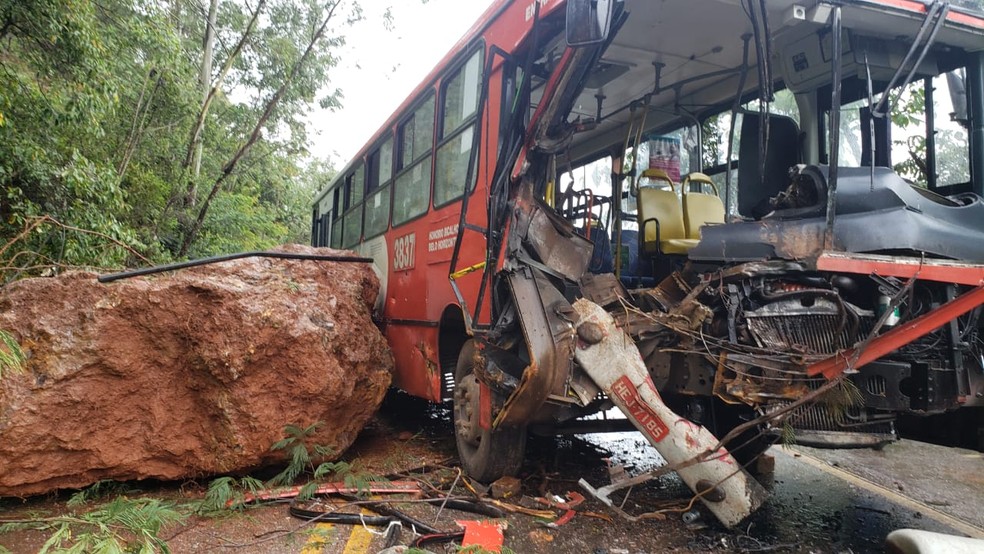Frente de ônibus metropolitano ficou destruída após ser atingida por pedra na Grande BH  — Foto: Reprodução/TV Globo 