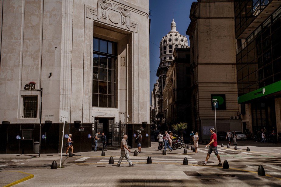 Economia argentina cresceu 5,6% em julho. Pedestrem passam em frente ao prédio do Citigroup em Buenos Aires