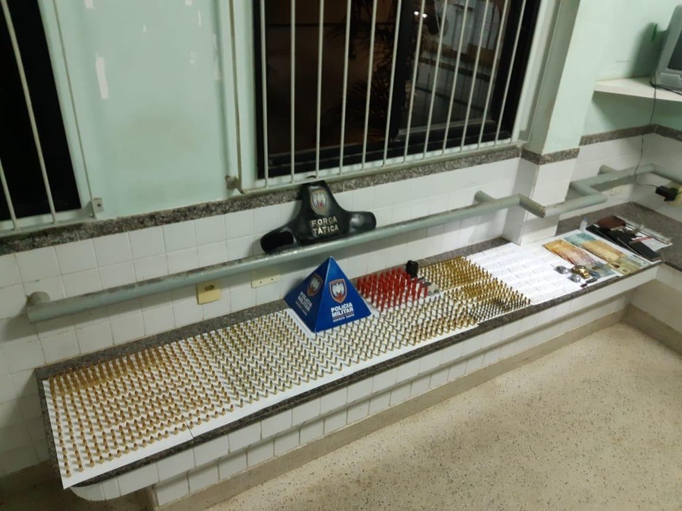 MuniÃ§Ãµes e drogas sÃ£o apreendidos em operaÃ§Ã£o em Guarapari, no ES  â Foto: DivulgaÃ§Ã£o/ PMES 