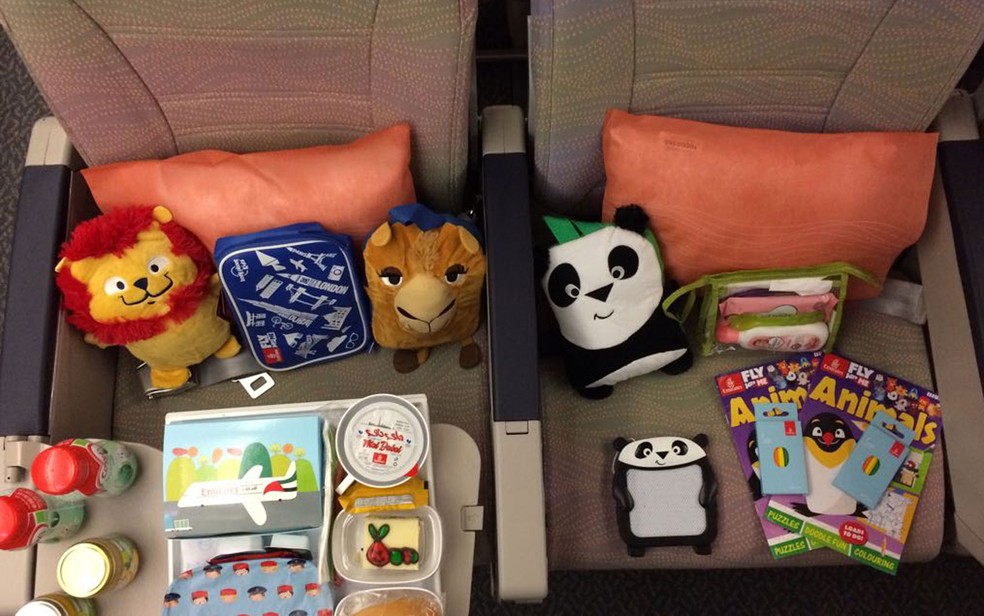 Kit para crianças na classe econômica do A380 (Foto: Vivian Reis)