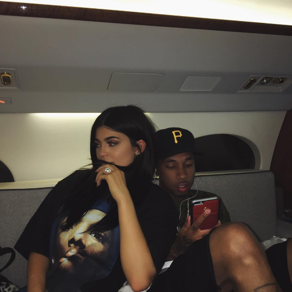 Kylie Jenner e Tyga dentro d eum avião (Foto: Instagram)