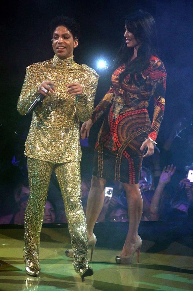 O look todo de paetês dourados ganhou o acréscimo de botas da mesma cor com Prince, no famoso show em que chamou Kim Kardashian no palco em 2011 (Foto: Reprodução)