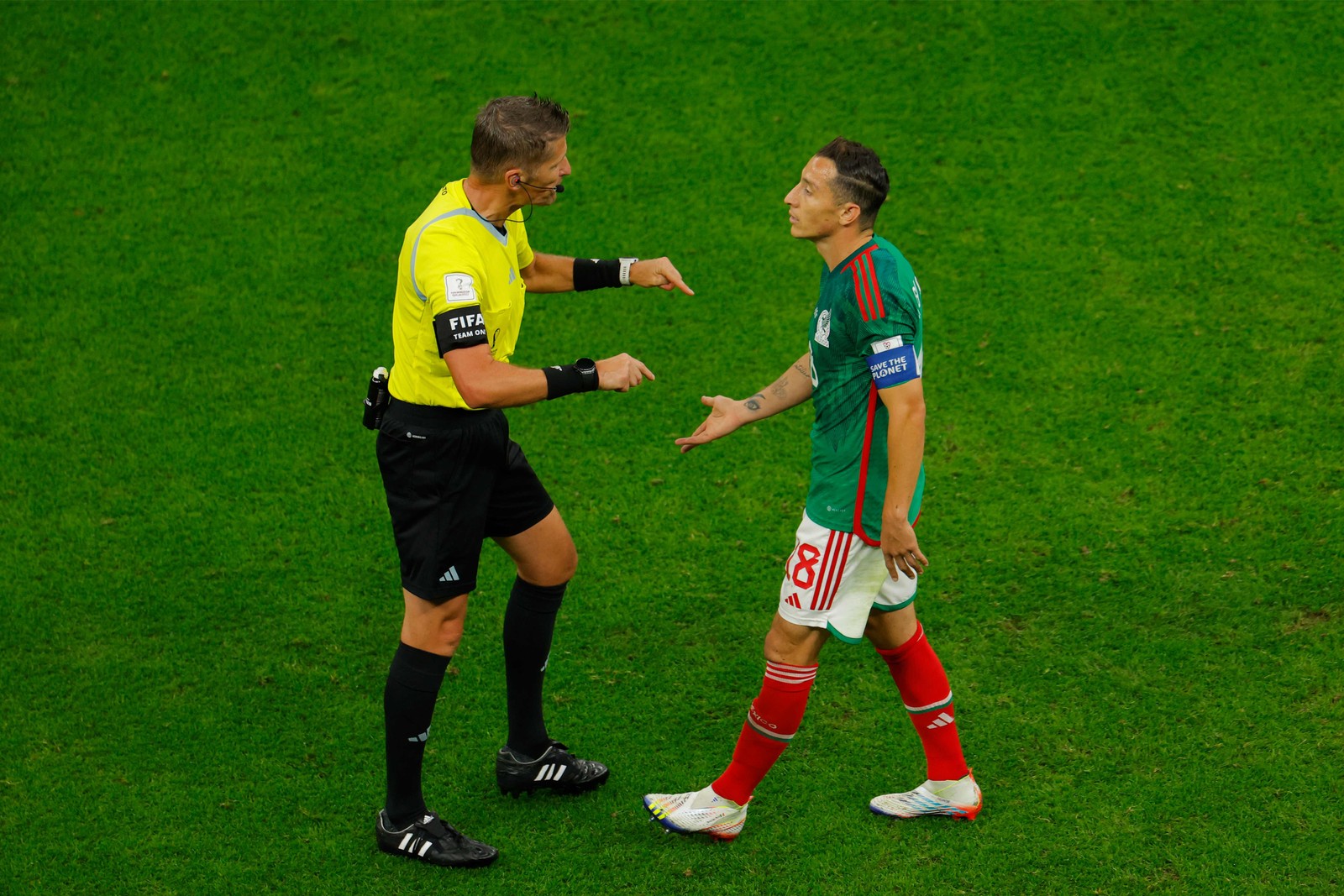 O árbitro italiano Daniele Orsato precisou de pulso firme para manter o controle da partida — Foto: ODD ANDERSEN/AFP