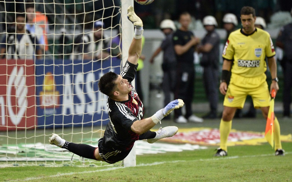 Tiago Volpi defende pênalti em Palmeiras x São Paulo — Foto: Marcos Ribolli