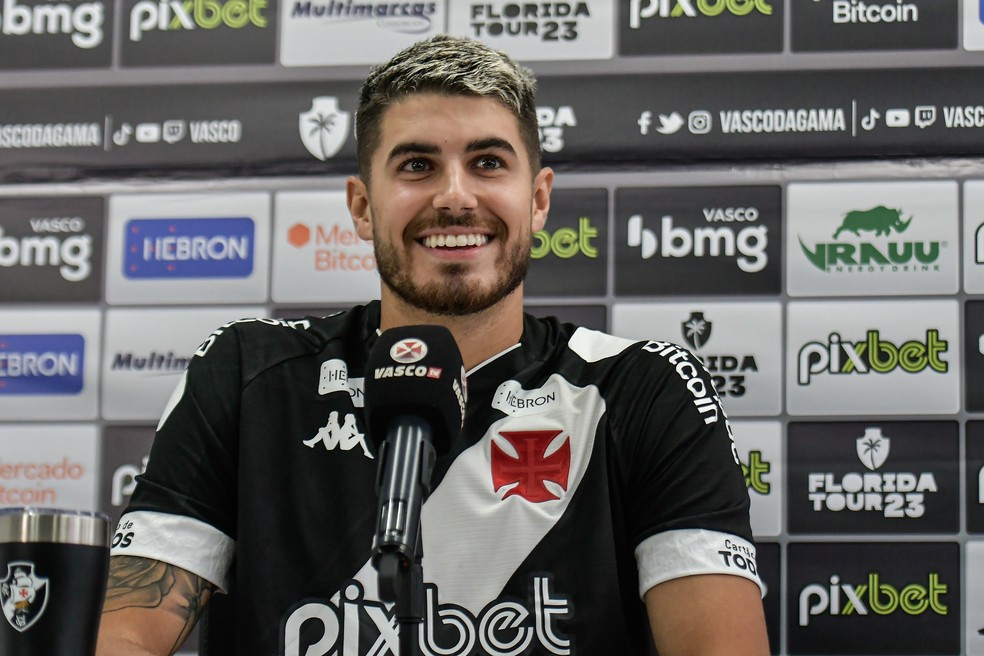 Pedro Raul é apresentado no Vasco — Foto: Thiago Ribeiro/AGIF