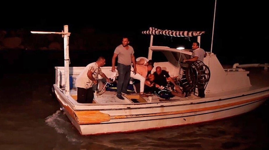 Equipes de resgate procuram sobreviventes do naufrágio na costa da cidade portuária de Tartus, no sul da Síria