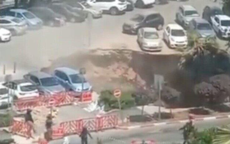 Buraco gigante engole carros em estacionamento de hospital em Jerusalém (Foto: Reprodução/Instagram)
