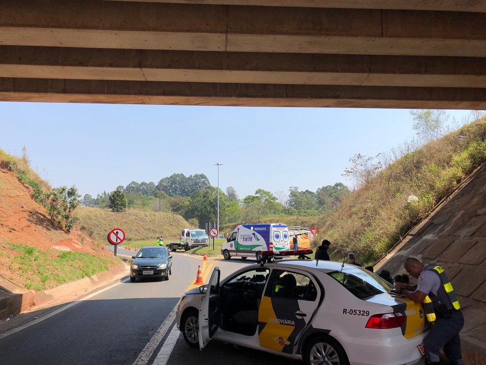 O acesso foi interditado após o acidente em Botucatu  — Foto: Pedro Zacchi / TV TEM 