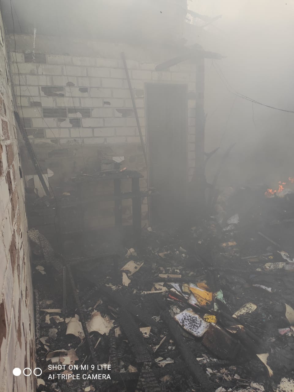 Incêndio destrói metade de casa e suspeita é que carregador de celular tenha causado fogo em SC