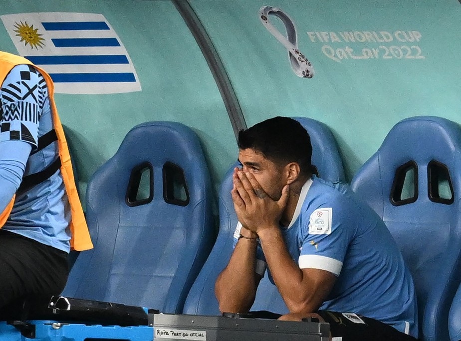 Suárez chora no banco de reservas, após saída de Uruguai da Copa do Catar