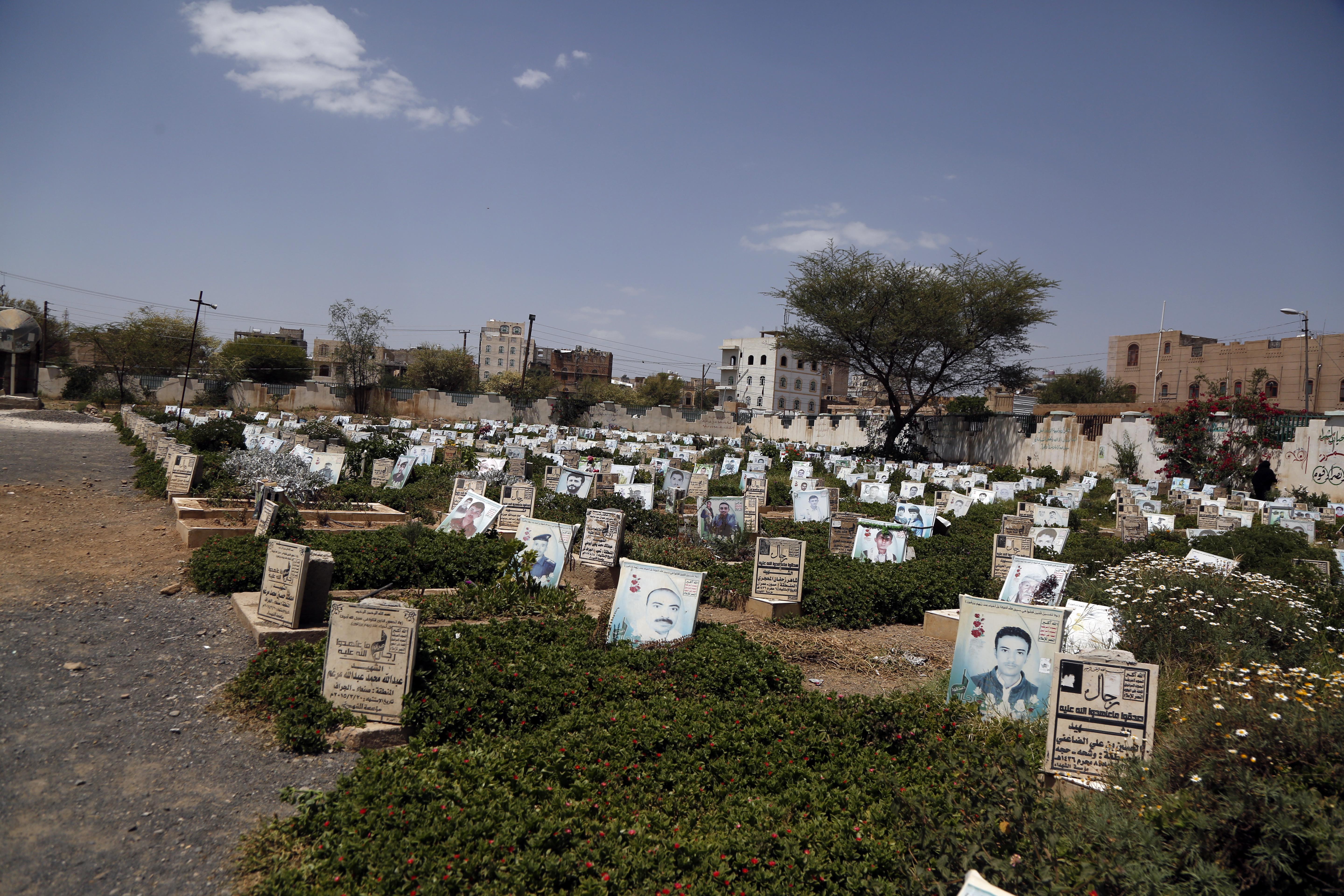 Túmulos de pessoas, incluindo crianças que foram mortas na guerra, por ataques aéreos executados por aviões da coalizão liderada pela Arábia Saudita (Foto: Getty Images)