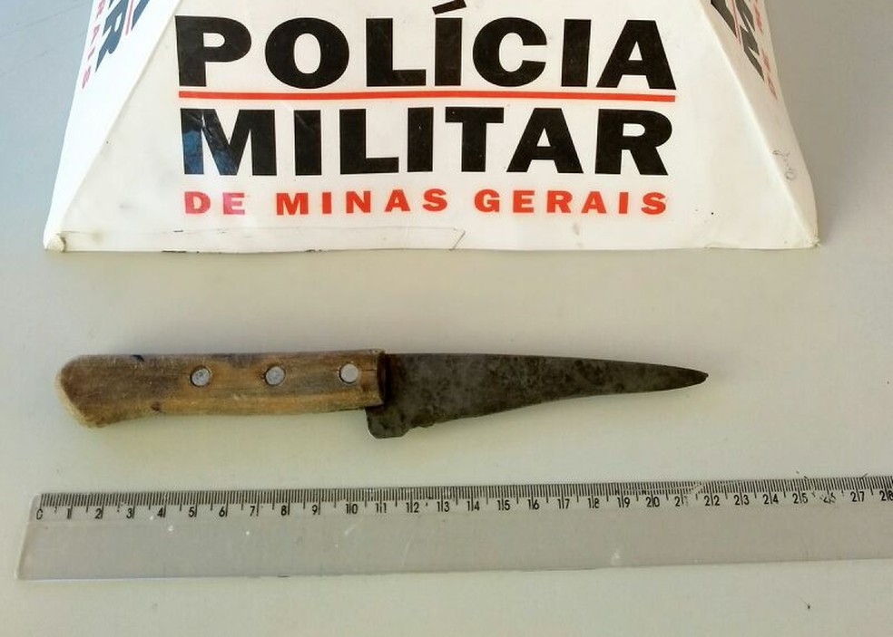 Faca foi entregue na delegacia (Foto: Polícia Militar/Divulgação)