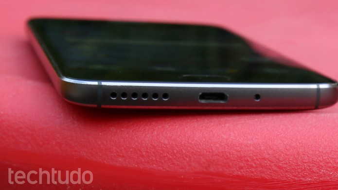 Saída de áudio do Moto G5S fica na parte inferior esquerda do telefone (Foto: Ana Marques/TechTudo)