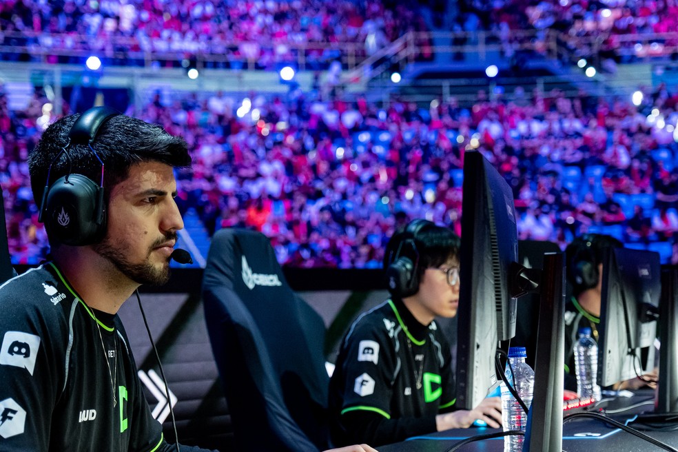 Jogadores da LOUD disputam a final do 2&ordm; Split do Campeonato Brasileiro de League of Legends (CBLOL) de 2022 no Gin&aacute;sio do Ibirapuera, em SP &mdash; Foto: Riot Games