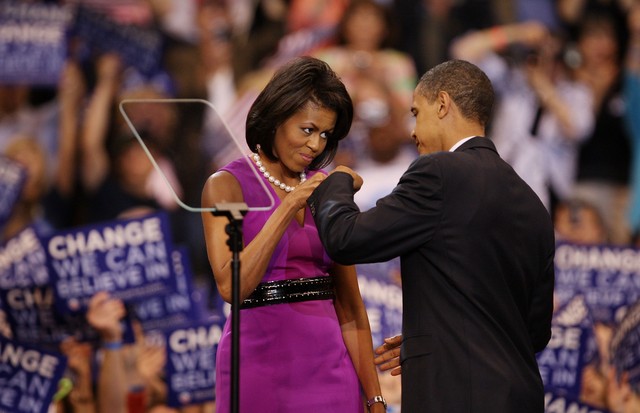 ST. PAUL, MN - JUNE 3:  Democratic presidential candidate Sen. Barack Obama (D-IL) (R) and his wife Michelle Obama bump fists at an election night rally at the Xcel Energy Center June 3, 2008 in St. Paul, Minnesota. Obama clinched the Democratic president (Foto: Getty Images)
