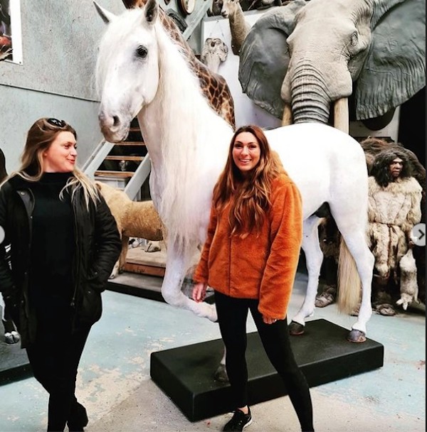 A empresária e estrela de reality shows Luisa Zissman com o cavalo Madrono empalhado (Foto: Instagram)