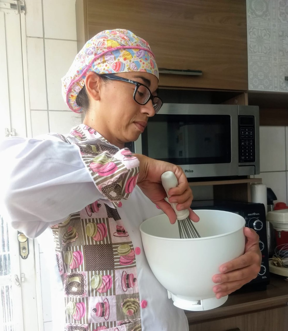 Confeiteira contou com a ajuda de colegas para fazer bolo enquanto vivenciava o luto — Foto: Tatiane Areco/Arquivo Pessoal