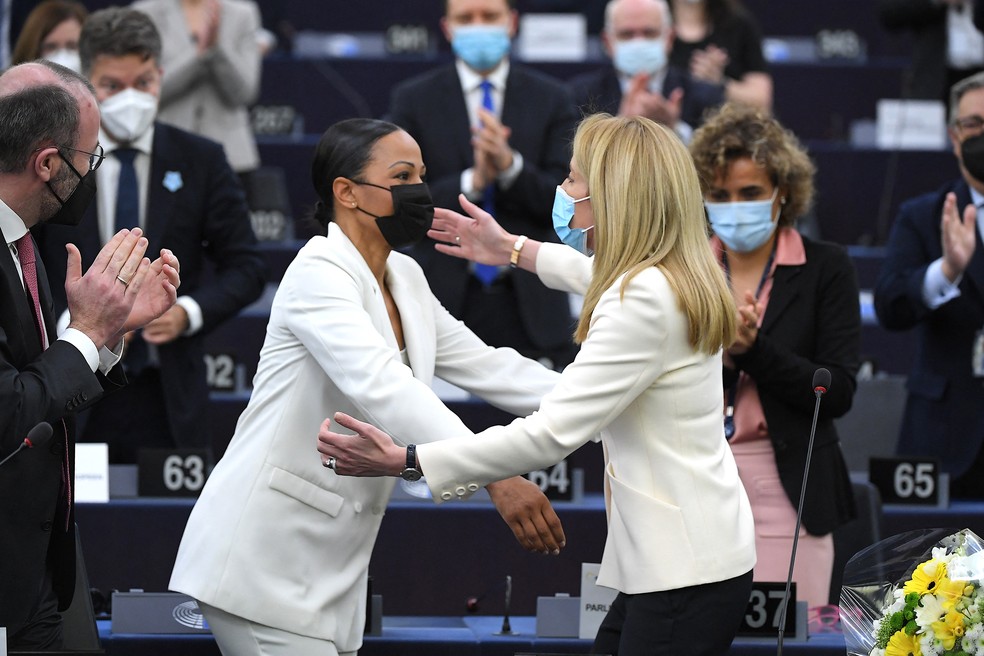 Alice Kuhnke (à esquerda) cumprimenta Roberta Metsola, 3ª mulher a ser eleita presidente do Parlamento Europeu, na sede do legislativo da União Europeia, em 18 de janeiro de 2022, em Estrasburgo (França) — Foto: Patrick Hertzog/AFP