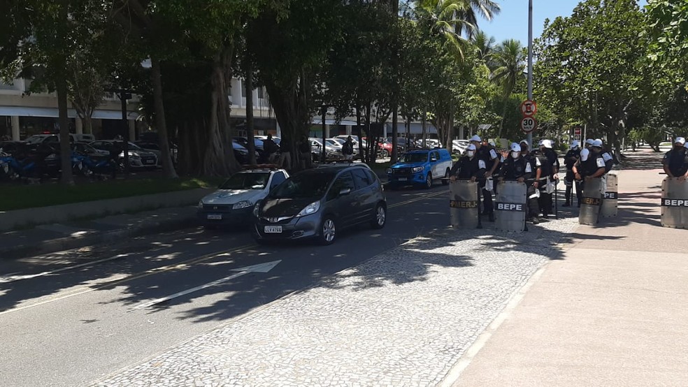 Pol&iacute;cia controla a movimenta&ccedil;&atilde;o de torcedores nos arredores do aeroporto Santos Dumont &mdash; Foto: Marcio Iannacca