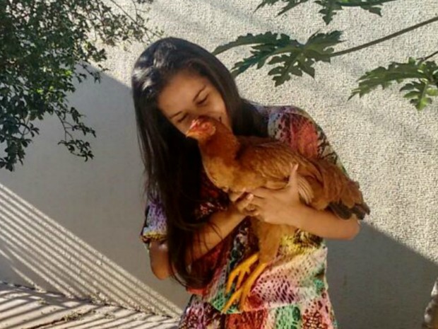 Maíra afirma que a galinha vai morrer 'velhinha' no quintal da casa (Foto: Maíra Prado/Arquivo pessoal)