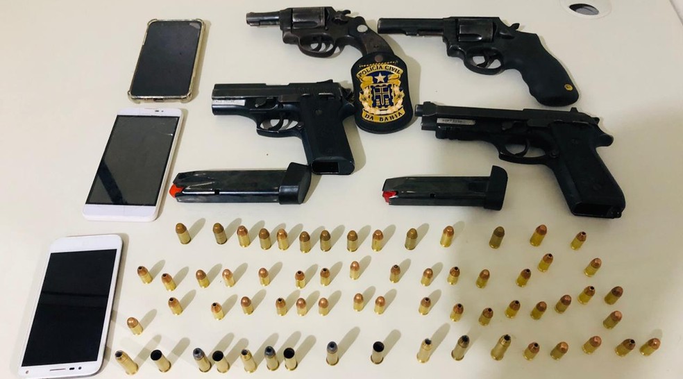 Armas apreendidas com dupla presa em Feira de Santana — Foto: SSP/ Divulgação