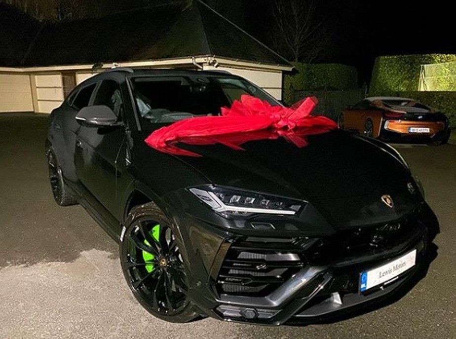Feliz Natal: McGregor presenteia a família com automóvel de luxo, no valor de R$ 2,4 milhões