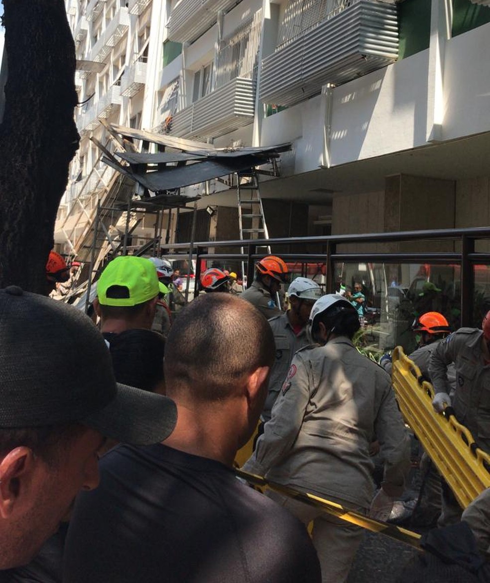 Andaime cai no Leblon — Foto: Reprodução/Amanda Lugueri