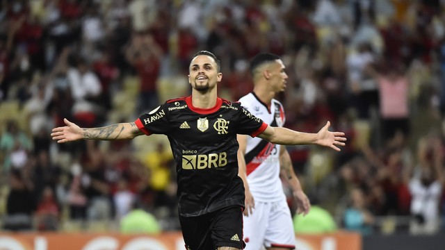 Michael, do Flamengo, contra o Atlético-GO
