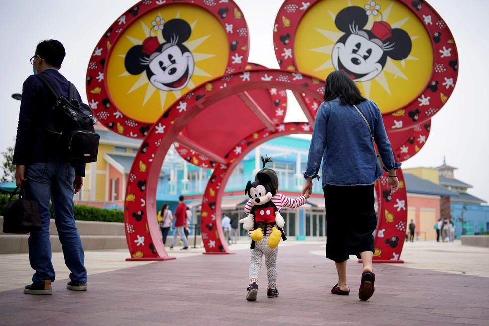 Visitantes passeiam na Disneylândia de Xangai (Shanghai Disneyland), em 10 de maio de 2020, durante a pandemia de Covid-19 na China — Foto: Aly Song/Reuters