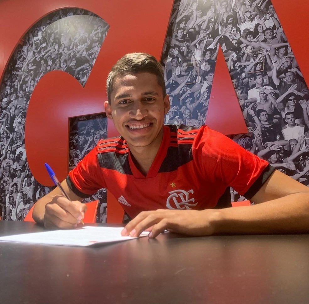 Camilo Durán assina contrato com o Flamengo — Foto: Reprodução