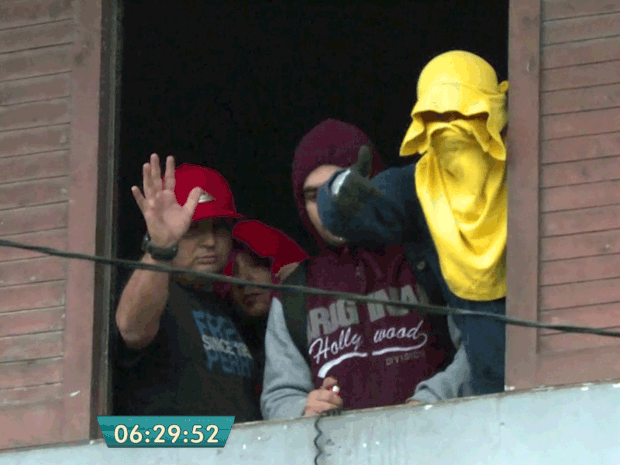 Criminosos mantém família refém da Zona Oeste de SP (Foto: Reprodução TV Globo)