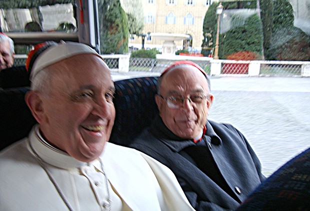 A imagem ao lado mostra o Papa Francisco sorridente ao lado do cardeal brasileiro Dom Raymundo Damasceno (Foto: Frederico Henrique de Oliveira/Canção Nova)