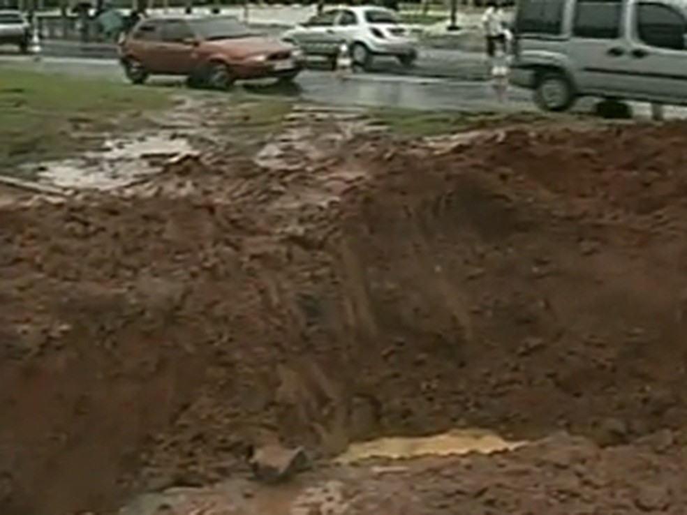 Asfalto cede onde foi aberto primeiro túnel por criminosos em avenida de Bauru (Foto: Reprodução/ TV Tem)