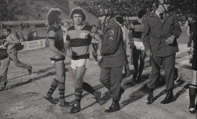 Libertadores. Anselmo conduzido por policiais, após expulsão na final de 1981