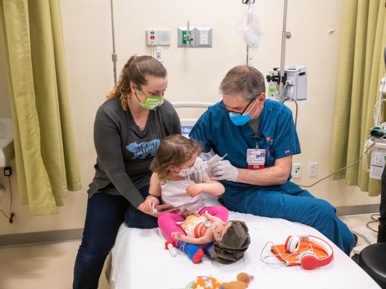 Eloise LaCour, 3, recebendo a vacina contra a covid-19, em estudo para testar o imunizante da Pfizer-BioNTech em menores de 5 anos (Foto: Stanford Medicine)