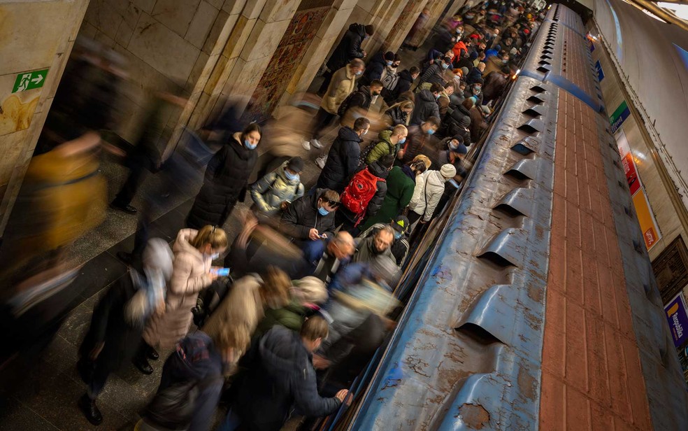 Passageiros lotam estação de metrô em Kiev — Foto: Emilio Morenatti / AP Photo