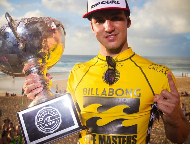 OFF- Após bela onda em momento crucial, treinador compara Medina a Zico